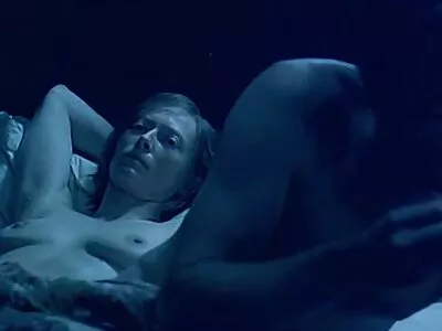Egy kurva maszturbál a kukkolós pornó videóban