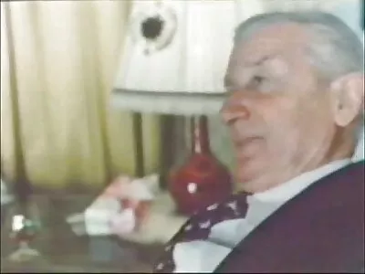 Nagy cinege csaj használja csaladi szexvideo a lábát
