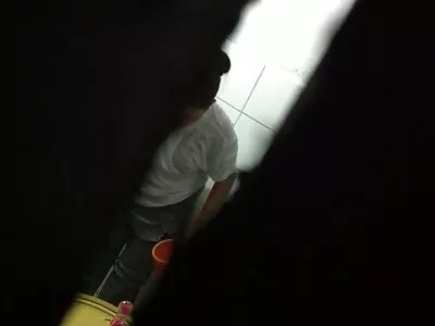 Az érett haver egy itallal és a farkával kedveskedik leszbi pinanyalás a tininek