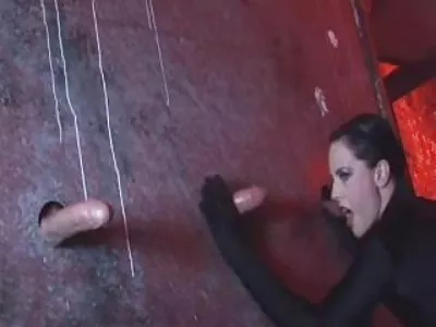 A gruppen szexvideo melleimet használva ugratni őt