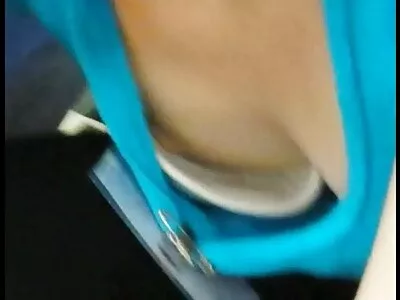 Miss Bee ingyenszexxx játszik a puncijával